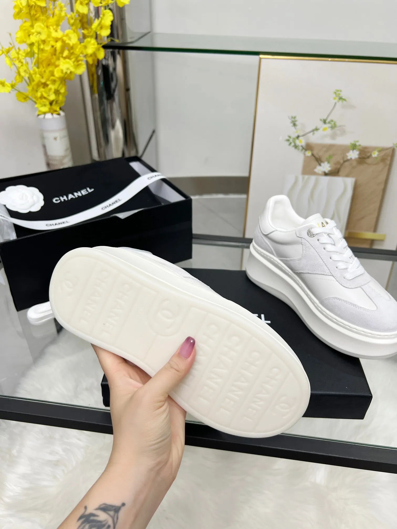 👟👟Ex-factory price 480👟👟 CHANEL 25C spring and summer new sports shoes official website is available at the same time ❤️ Counter out-of-stock kings. Major bloggers are recommending new styles on social days. This season’s new styles are simply eye-catching and look great on the feet. The casual casual sports style is refreshing and natural, interpreting Chanel’s fashionable femininity. The overall customization makes all sports models on the market at that time obsolete. This series is now available for sale! The upper is made of custom imported pebbled calf leather ➕ custom frosted calf leather. The lining is made of original one-to-one professionally customized mesh. Hardware accessories. Original full set of molds (not common in the market). Original custom molded TPU combination outsole. Height 4 cm. Women's size 35-39.